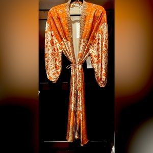 Beautiful satin duster never worn still has original tags